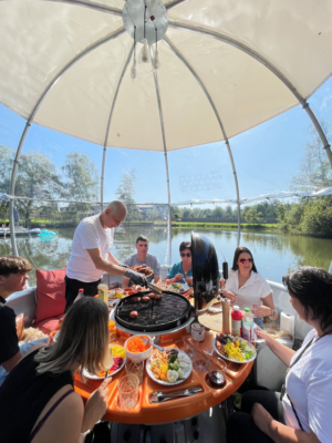 BBQ-boot op idyllisch meer Winter en Zomer-BBQ