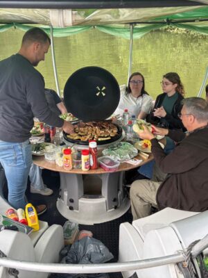 BBQ-boot op idyllisch meer Winter en Zomer-BBQ
